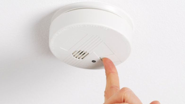 Cách Lắp Cảm Biến Khói Chỉ Với 7 Bước Nhanh Chóng - Chuẩn Kỹ Thuật 43 Kết Nối Cảm Biến Khói Với Nguồn Điện Để Kiểm Tra