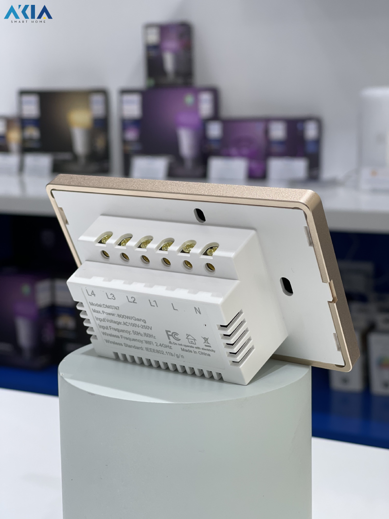 Công Tắc Điện Thông Minh Tuya Wifi Viền Nhôm - Kính Phẳng 24 Mặt Kính Cường Lực Của Sản Phẩm Còn Được Bo Xung Quanh Mang Lại Cảm Giác Mềm Mại, Viền Nhôm Tạo Cảm Giác Chắc Chắn Và Sang Trọng Hơn.