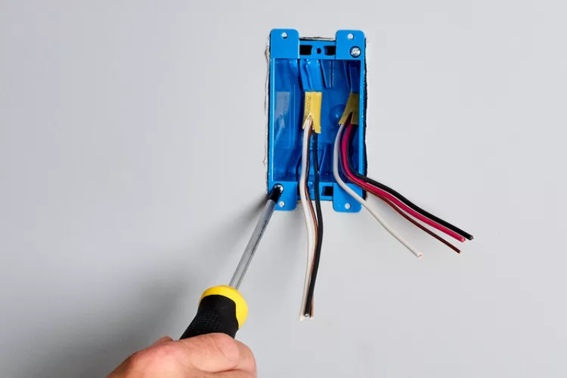 Top 4 Thương Hiệu Cảm Biến Khói Có Dây Tốt Nhất Hiện Nay 44 Tại Vị Trí Đã Khoan, Sử Dụng Ốc Vít Để Gắn Hộp Điện Vào Tường