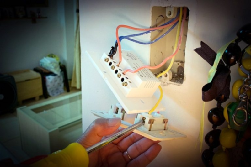 Top 10 Công Tắc Điện Thông Minh Điều Khiển Từ Xa Tốt Nhất 46 Sử Dụng Tua Vít Và Ốc Để Cố Định Công Tắc