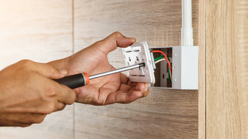 7 Bước Xử Lý Phích Cắm Điện Bị Kẹt Trong Ổ Điện Cực Dễ 14 Trong Trường Hợp Không Kéo Ra Được Chân Bị Gãy Từ Ngoài, Bạn Có Thể Thử Tháo Tấm Mặt Trên Của Ổ Cắm Điện Bằng Tuốc Nơ Vít Rồi Kéo Ra Từ Phía Sau