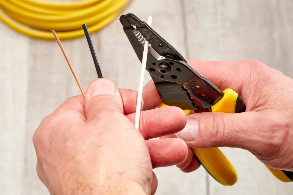 7 Bước Xử Lý Phích Cắm Điện Bị Kẹt Trong Ổ Điện Cực Dễ 13 Bạn Tiến Hành Cắt Dây Điện Và Bỏ Phần Vỏ Cách Điện Phía Đầu Mỗi Dây Điện Bằng Kìm Tuốt Dây Và Đấu Nối Với Các Đầu Dây Điện Cũ