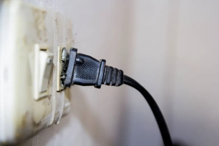 7 bước xử lý phích cắm điện bị kẹt trong ổ điện CỰC DỄ