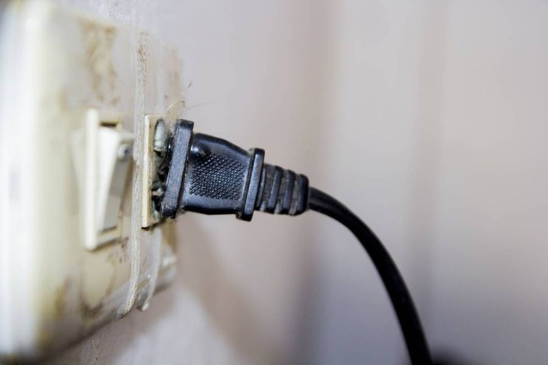 7 Bước Xử Lý Phích Cắm Điện Bị Kẹt Trong Ổ Điện Cực Dễ 15 Bạn Dùng Kéo Cắt Phần Đầu Phích Cắm Đã Bị Hỏng