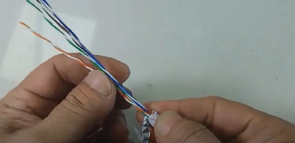 Hướng Dẫn Cách Đấu Dây Mạng Vào Ổ Cắm Âm Tường Đơn Giản, Dễ Hiểu 20 Sử Dụng Kìm Bấm Đầu Mạng Để Gỡ 5 - 7Cm Vỏ Bên Ngoài Của Đoạn Dây Mạng