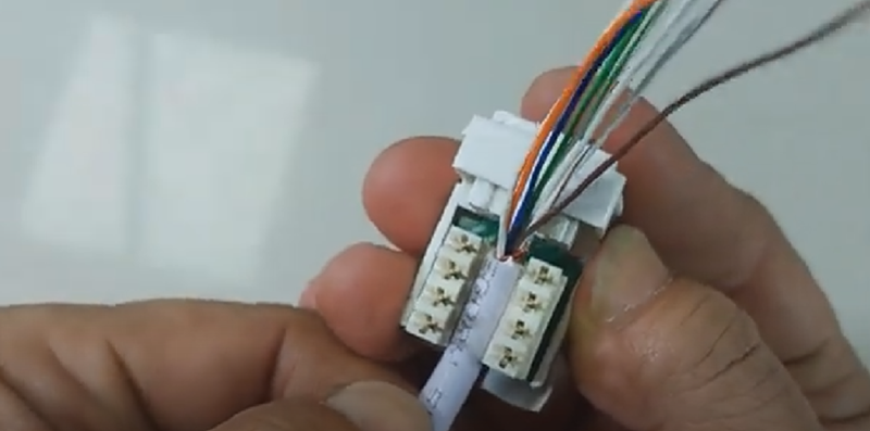 Hướng Dẫn Cách Đấu Dây Mạng Vào Ổ Cắm Âm Tường Đơn Giản, Dễ Hiểu 21 Tiếp Theo, Bạn Đặt Nhân Mạng Ngửa Và Xếp Các Dây Theo Thứ Tự Chuẩn