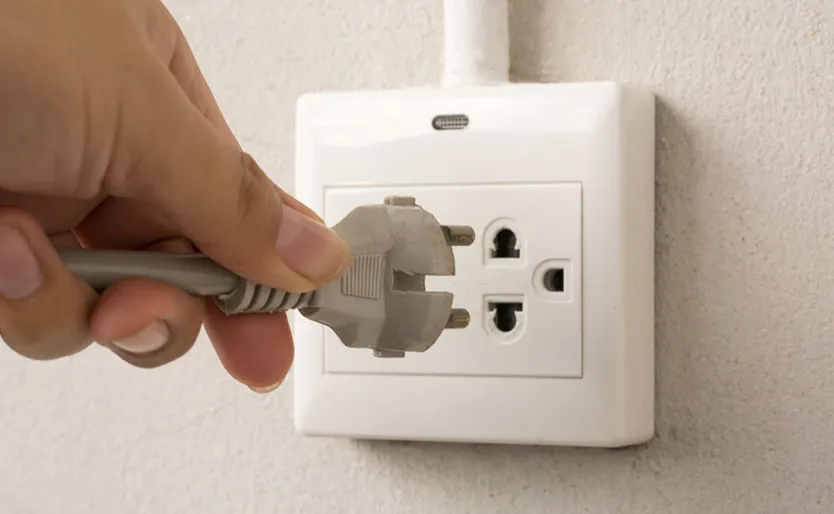 7 Bước Xử Lý Phích Cắm Điện Bị Kẹt Trong Ổ Điện Cực Dễ 17 Cuối Cùng Bạn Bật Lại Cầu Dao Và Cắm Phích Vào Ổ Điện Xem Có Hoạt Động Không