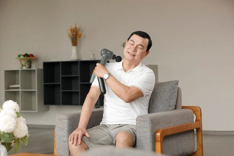 Sung-Massage-Kata-Mg20-Thuc-Te-1 Hình Ảnh Thực Tế Súng Massage Kata Mg20 5