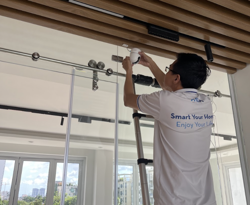 Bật Mí 5+ Bí Quyết Thi Công Điện Thông Minh Biệt Thự Tân Cổ Điển Thẩm Mỹ Cao 11 Thi Công Lắp Đặt Camera An Ninh Không Dây Giúp Bảo Đảm Tính Thẩm Mỹ Cho Biệt Thự Phong Cách Tân Cổ Điển