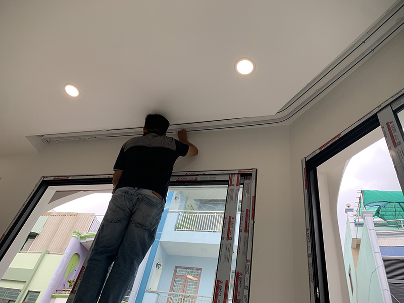 Công Trình Nhà Phố Thông Minh Của Anh Đ Tại Tân Phú - Tphcm 8 Đội Ngũ Kỹ Thuật Xem Xét Đường Điện Để Chuẩn Bị Cho Giai Đoạn Gắn Kết Vào Khung