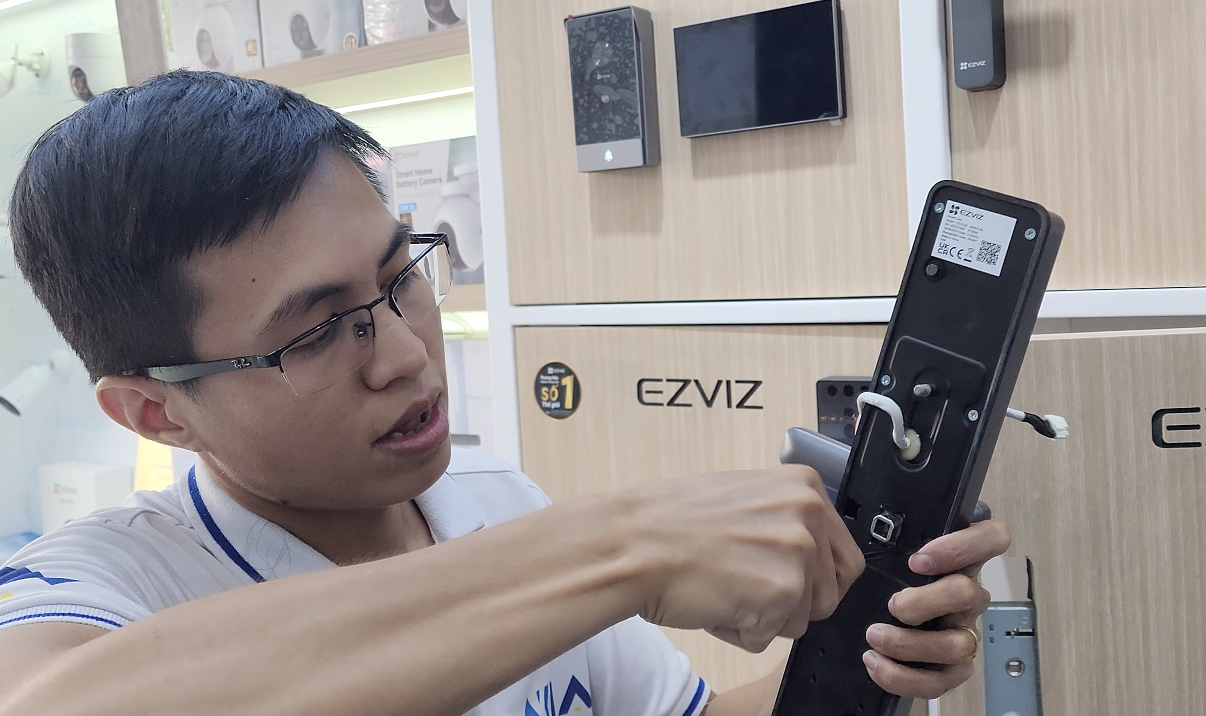 7 Bước Lắp Đặt Khoá Ezviz Dl05 Tại Nhà 12 Bước 4: Lắp Đặt Khoá Ezviz Dl05 Tại Nhà