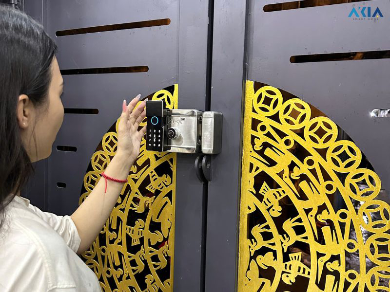 Khóa Cửa Thông Minh Cổng Sắt 2026: Akia N2 Cho Ngôi Nhà Việt 5 Khóa Cửa Thông Minh Cửa Sắt Akia N2 Với Thiết Kế Hiện Đại, Hỗ Trợ Vân Tay Và Mã Số