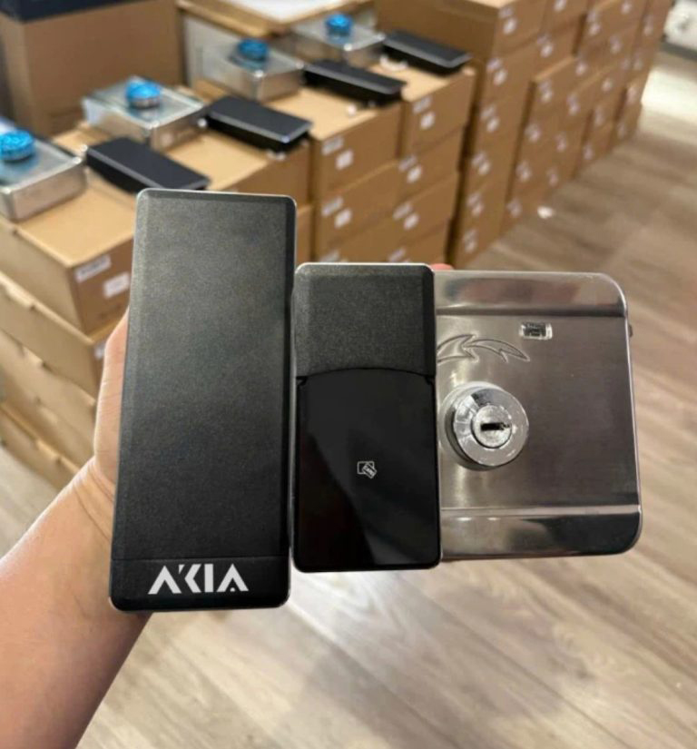 Khóa Cửa Thông Minh Cổng Sắt 2026: Akia N2 Cho Ngôi Nhà Việt 4 Khóa Cửa Thông Minh Cửa Sắt Akia N2 Với Thiết Kế Hiện Đại, Hỗ Trợ Vân Tay Và Mã Số