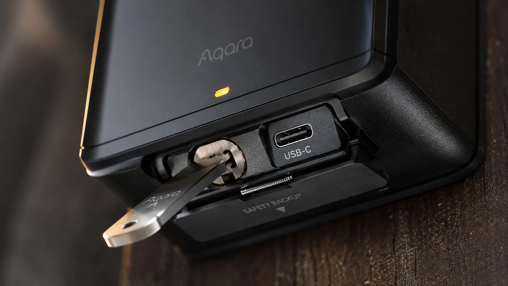 Sạc Khẩn Cấp Type-C Khi Khóa Thông Minh Hết Pin - Cổng Usb-C Sạc Nhanh 2-4 Giờ, Dùng Chìa Cơ Dự Phòng Khi Cần - Akia Smart Home