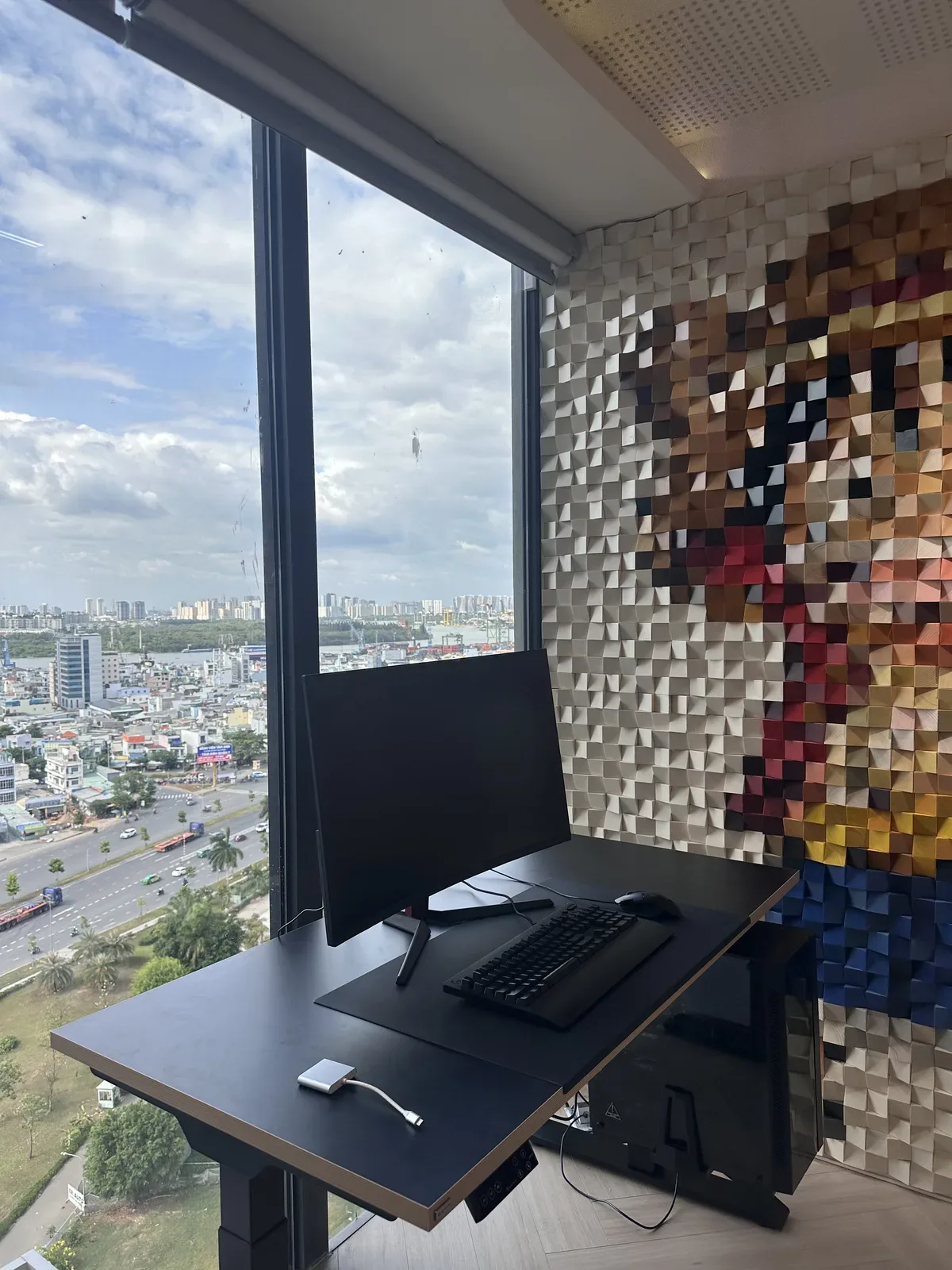 AKIA - Indoor office - Góc làm việc hiện đại cạnh cửa sổ kính lớn, gồm bàn màu đen, màn