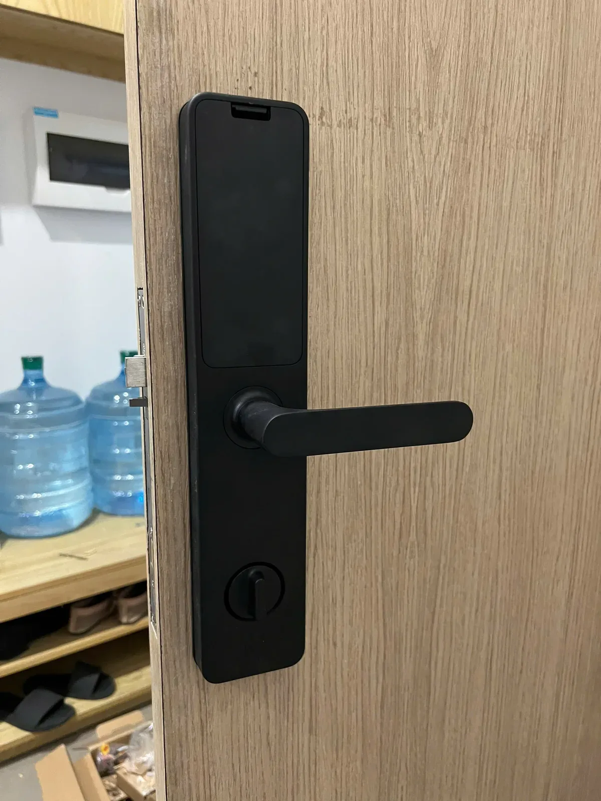 Khóa Cửa Thông Minh Loại Nào Tốt: Khóa Cửa Thông Minh Aqara A100 Lắp Đặt Hoàn Thiện Trên Cửa Gỗ Căn Hộ: Akia Smart Home 2026