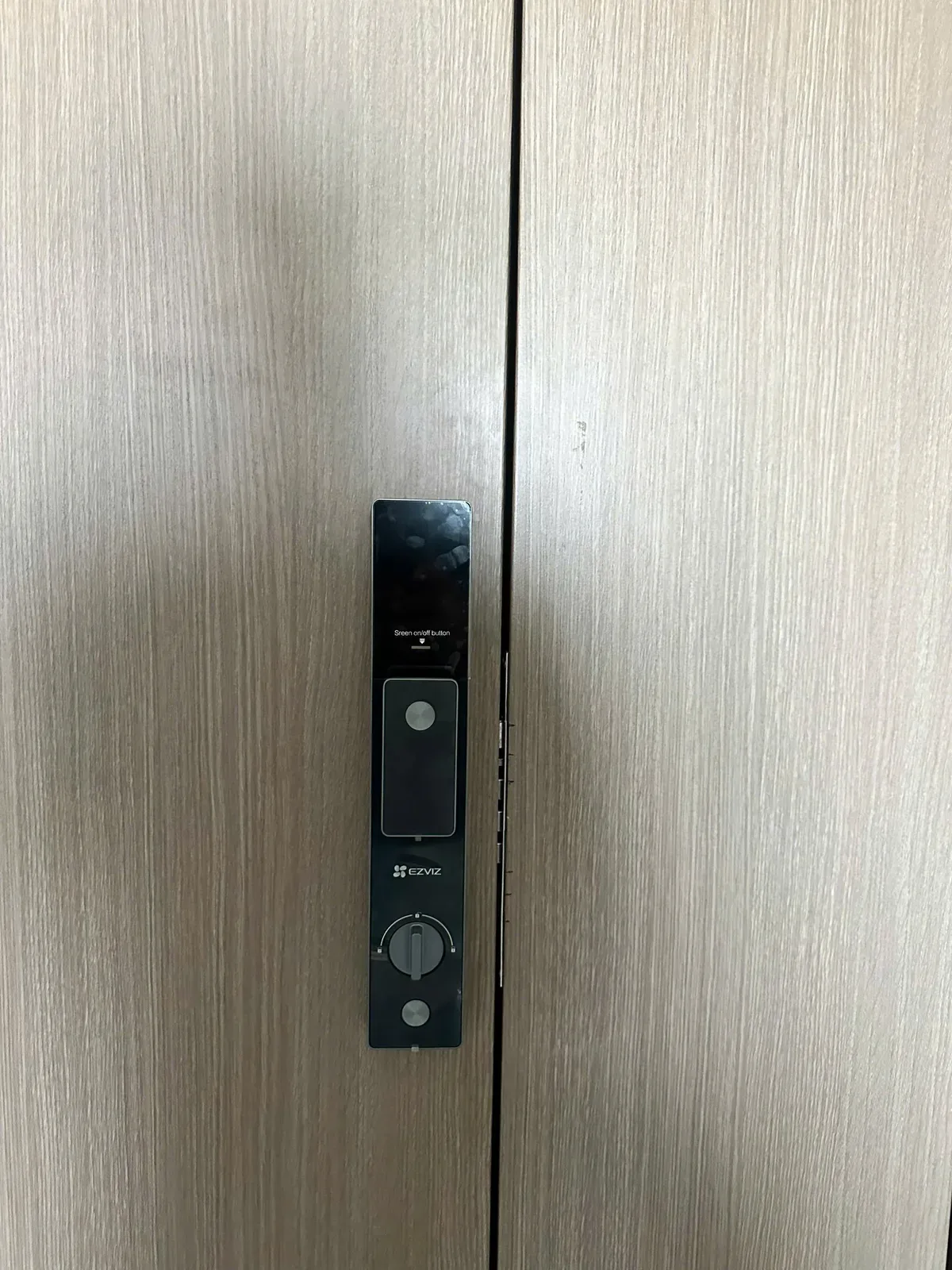 Hình Ảnh Thi Công Thực Tế Khóa Cửa Thông Minh Ezviz Y3000Fvp Plus Tại Công Trình Akia