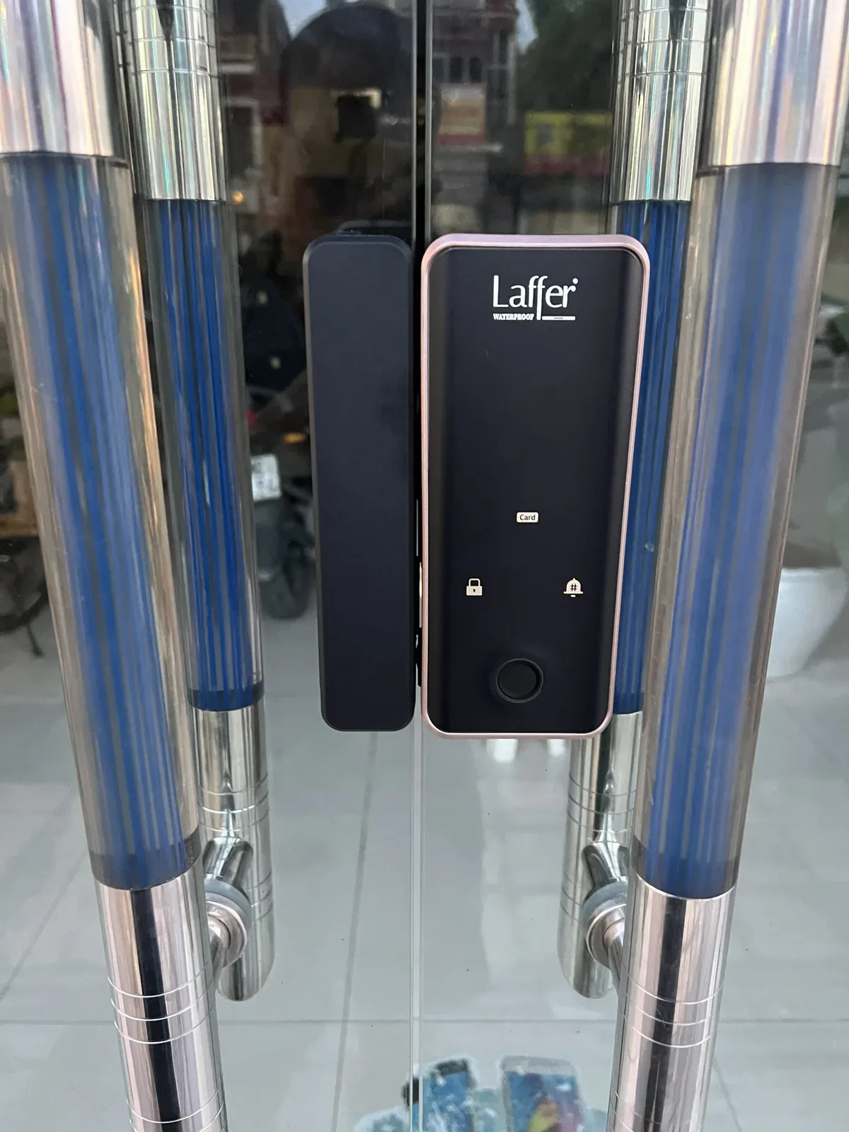 Khóa Cửa Kính Thông Minh 5 In 1 Laffer G05 Kẹp Ngàm Không Khoan Kính Trên Cửa Kính Hai Cánh