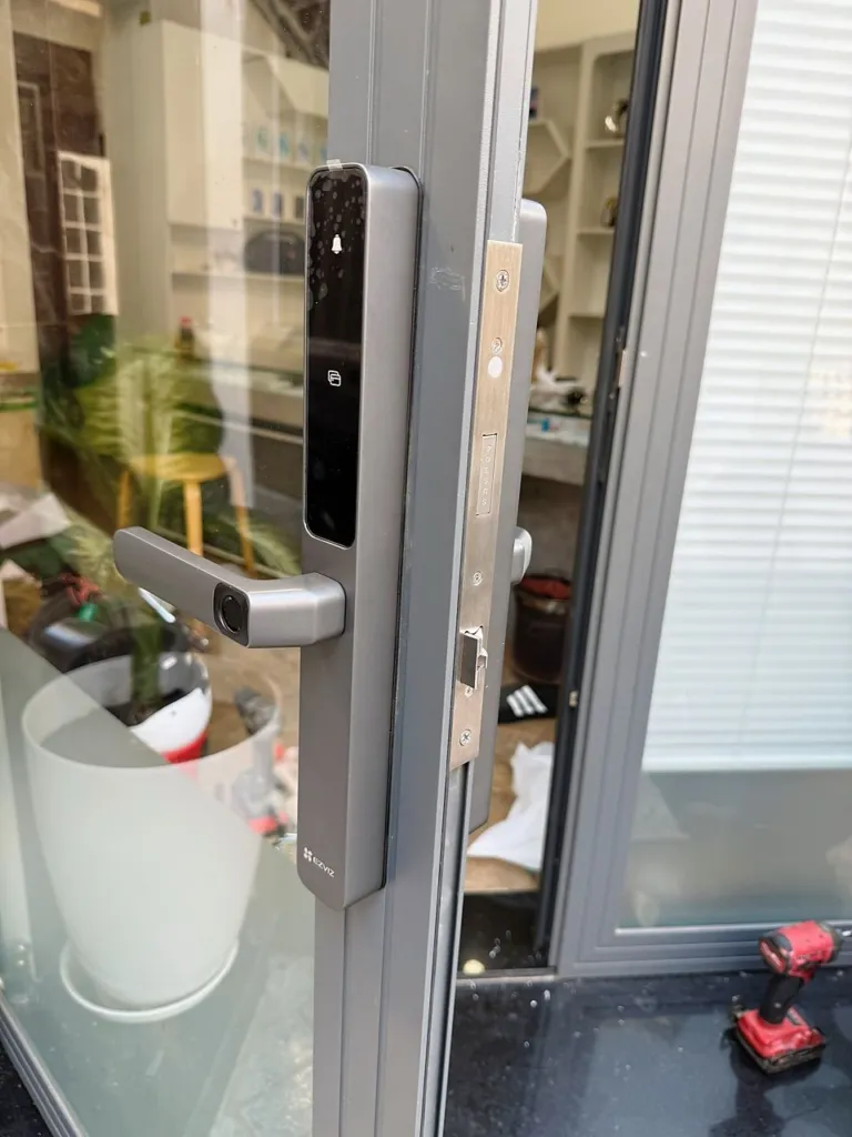 Khóa cửa nhôm Ezviz DL06 – 1 mặt vân tay - AKIA Smart Home
